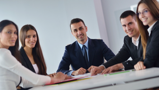 CÓMO LOS UNIFORMES DE EMPRESAS POTENCIAN EL ÉXITO CORPORATIVO