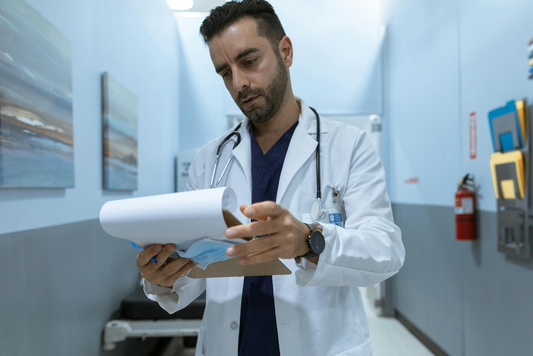 UNIFORMES SANITARIOS: MÁS QUE MODA. OBLIGATORIEDAD, COMPROMISO, SEGURIDAD.